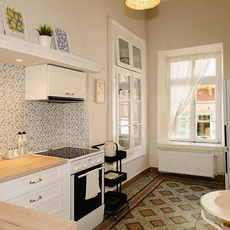 Old Town Charm Apartment *